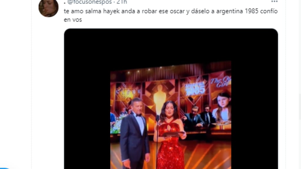 Las redes sociales no tardaron en reaccionar al momento donde Salma Hayek anunció que "Argentina, 1985" no había ganado el Oscar. Gentileza: Foto captura Twitter @focusonespos.