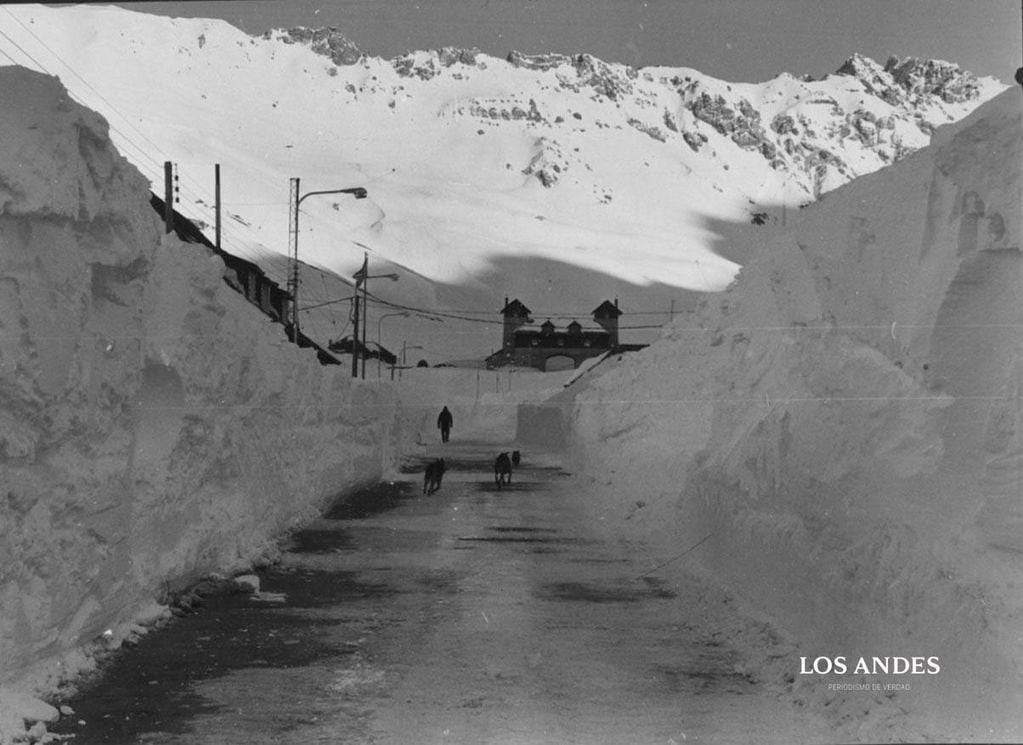 La nieve en los años 80 en la zona de Las Cuevas, Mendoza (Archivo Los Andes)