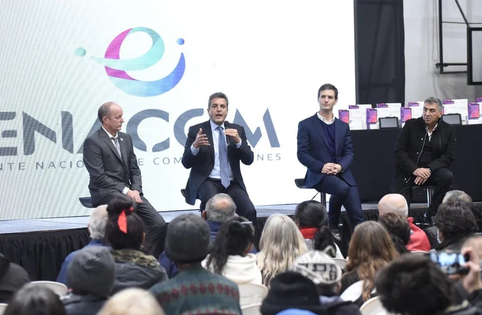 El presidente de la Cámara de Diputados, Sergio Massa, participó de la entrega de dispositivos tecnológicos para jubilados en un acto del Enacom.