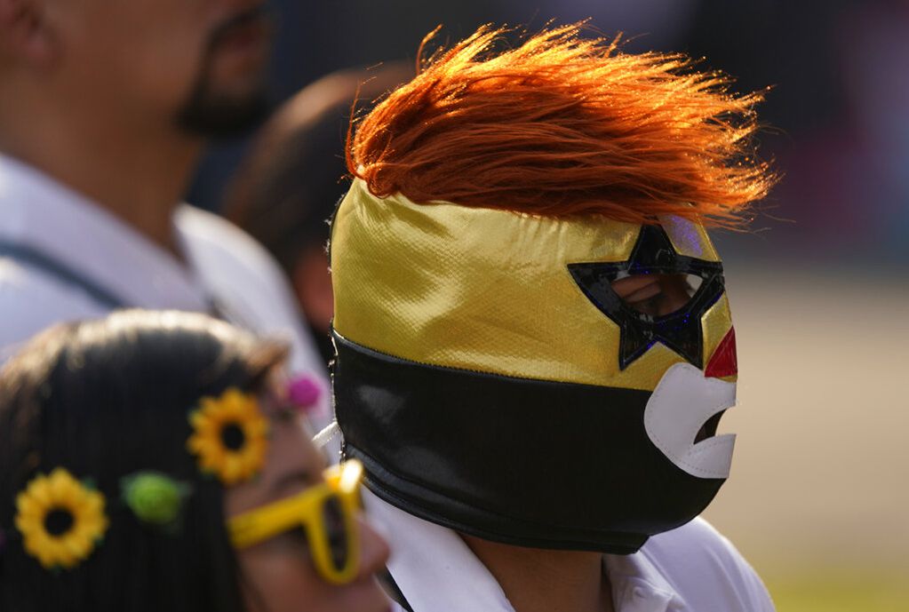 Un aficionado a la música, con una máscara de luchador de Lucha Libre, en el festival Vive Latino, en la Ciudad de México