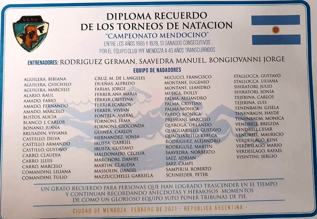 El diploma simbólico que le regalaron a Germán Rodríguez sus nadadores. / Gentileza.