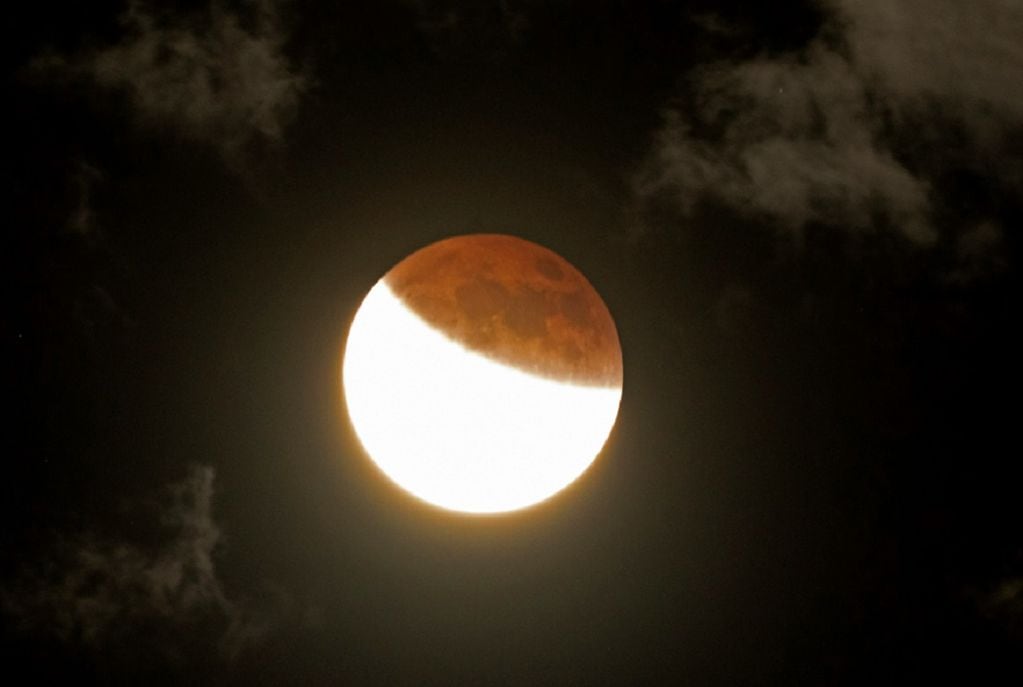 La Luna se tiñó de rojo en un espectacular eclipse total lunar (AP)