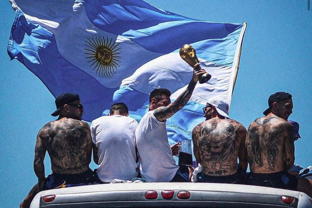El seleccionado argentino no pudo llegar al Obelisco por la cantidad de gente que se volcó a las calles.