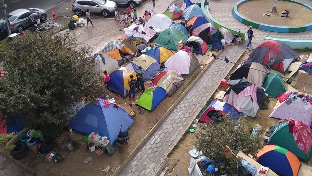 Extranjeros que entran a chile por pasos irregulares acampan en las plazas de Iquique. Gentileza / Vilas Radio