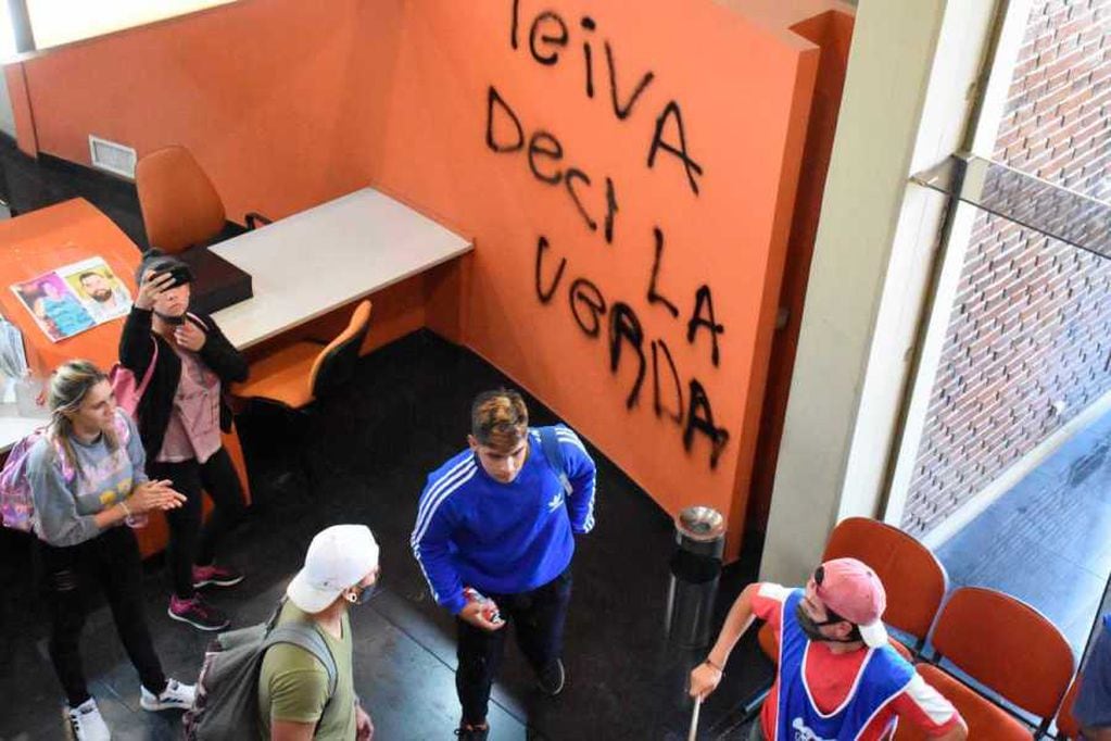 Los manifestantes de la cta dejaron paredes pintadas y daños en la redacción.