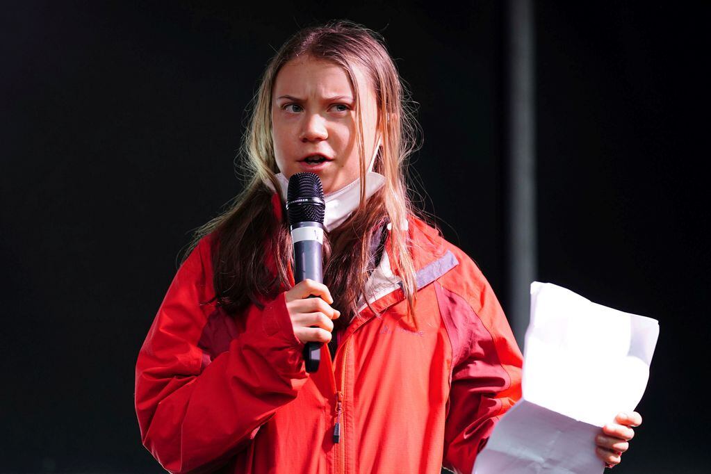 La activista climática Greta Thunberg habla en el escenario después de una protesta durante la cumbre de la Cop26 en Glasgow. Foto: AP