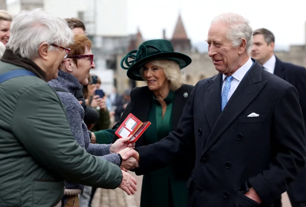 El monarca británico reapareció en público tras ser diagnosticado con cáncer. The Sun.