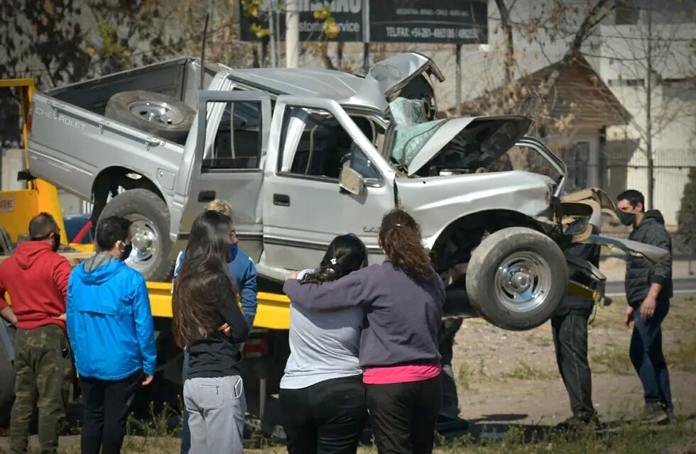 La familia del joven muerto en el Acceso Sur observa cómo retiran la camioneta luego del accidente. La víctima perdió la vida en el acto. Orlando Pelichotti/Los Andes