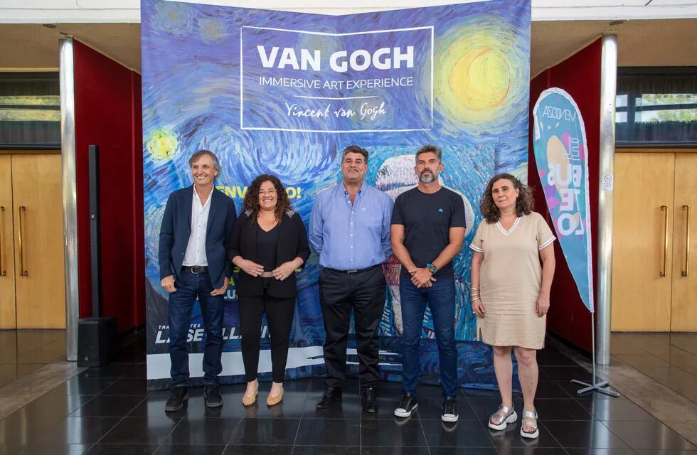 Ulpiano Suarez asistió a la inauguración de la muestra Van Gogh Inmersive Art Experience. Foto: Prensa Ciudad de Mendoza