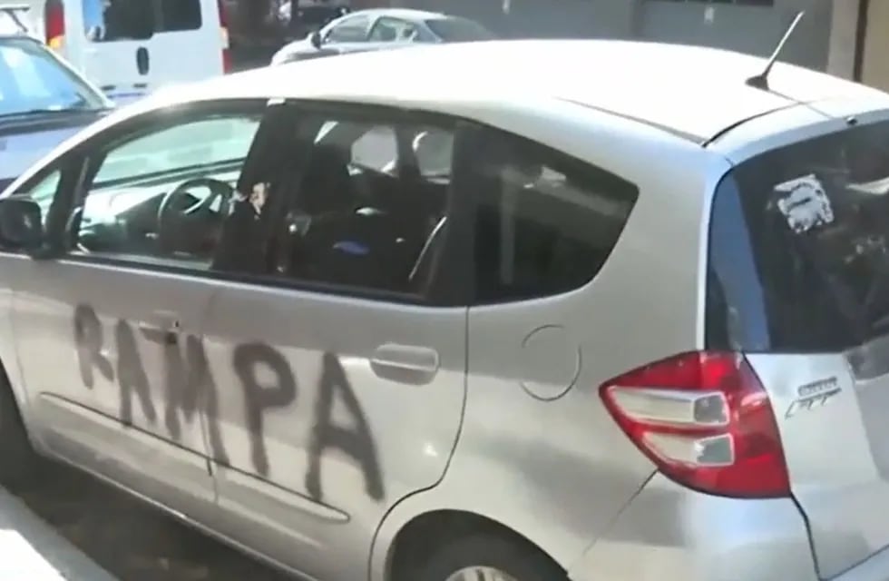 Los vecinos le escribieron la palabra “RAMPA” con aerosol en una de las puertas del vehículo. / Foto: TN.