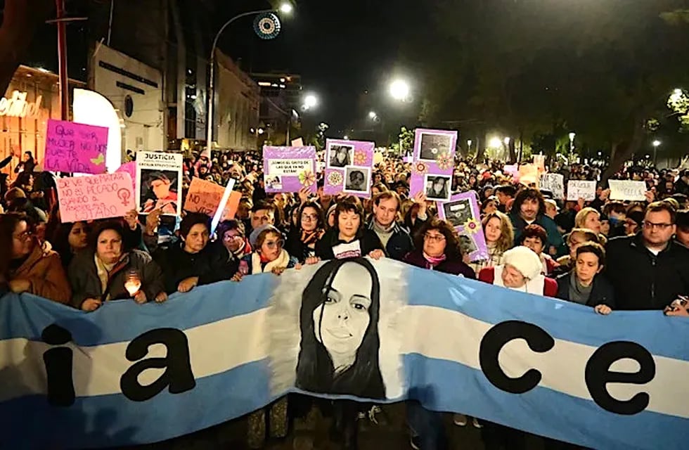 Masiva marcha en Chaco en reclamo de justicia por Cecilia Strzyzowski, encabezada por la madre de la joven desaparecida. Foto: Foto Marcela Carroll / Clarín