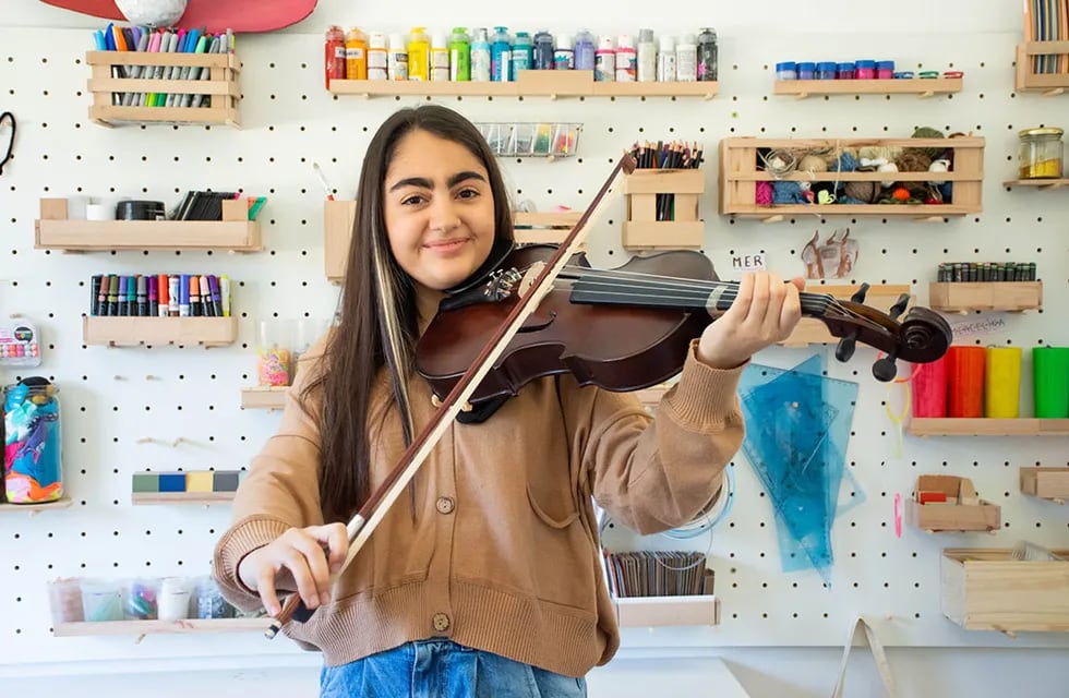 Mercedes Meli Giuliani es violista de la Orquesta Escuela de la Municipalidad de San Martin, tiene 14 años y en sus tiempos libres se dedica al arte de pintar. Foto: Mariana Villa / Los Andes