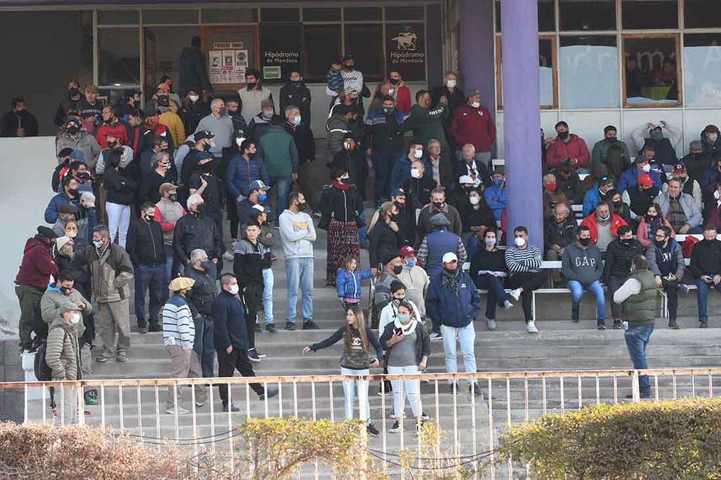 Algo de público esperando 10ma carrera, premio Santo Patrono Santiago, en el Hipódromo de Mendoza