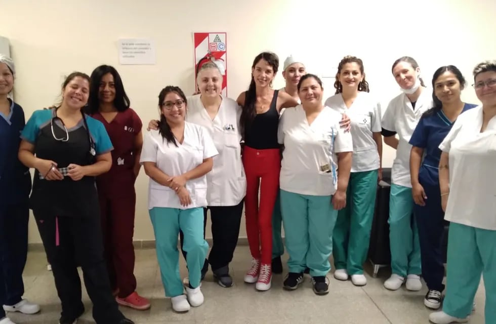 Giuliana Lucoski visitó a los trabajadores del Hospital Central que la cuidaron durante casi 2 meses. Foto: Facebook Hospital Central.
