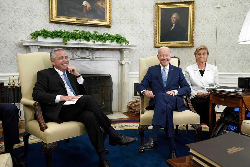 El presidente de los Estados Unidos, Joe Biden, se reunió con el presidente Alberto Fernández en la Oficina Oval de la Casa Blanca en Washington, DC. Foto: EFE/EPA/Yuri Gripas / POOL