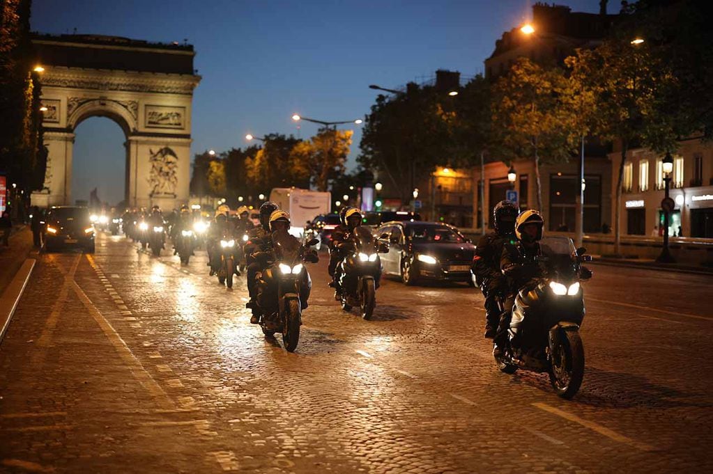 Fuerzas anti disturbios aseguran la zona frente al Arco del Triunfo ante el temor de otra noche de enfrentamientos con manifestantes en París, Francia, el 02 de julio de 2023. La violencia estalló en toda Francia tras la policía mató a tiros a un adolescente de 17 años durante una parada de tráfico en Nanterre el 27 de junio.