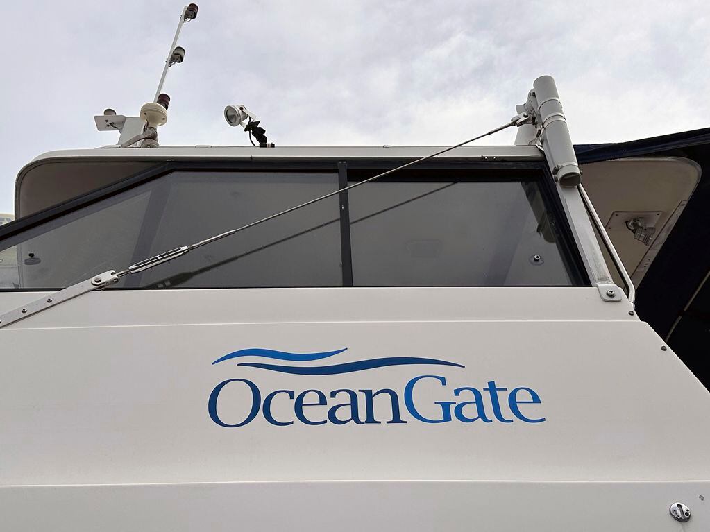 El logo de OceanGate Expeditions se ve en un barco cerca de as oficinas de la compañía en un almacén industrial marino en Everett, Washington, el martes 20 de junio de 2023. (AP Foto/Ed Komenda)