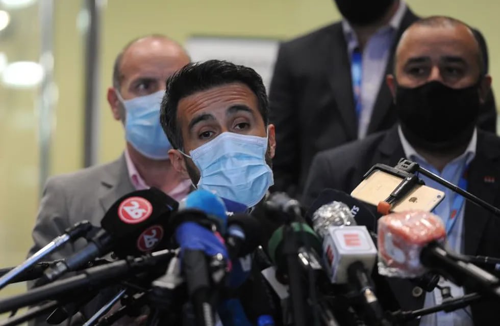 Leopoldo Luque, médico de Diego Maradona, hablando a la prensa frente a la clínica Olivos  (Foto: EFE/ Enrique García Medina)