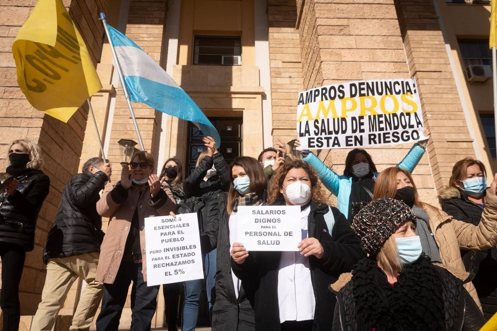 Mendoza 1 de julio de 2021 
Trabajadores de la salud protestaron por las calles de Mendoza y Casa de Gobierno reclamando aumento salarial y bonos adeudados.

Foto: Ignacio Blanco / Los Andes 
