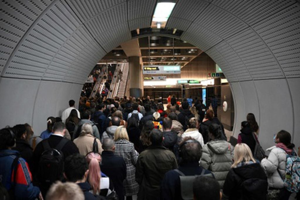 Usuarios intentan salir de la estación de Tottenham Court Road en Londres, Inglaterra, durante una huelga del personal del subterráneo, el 10 de noviembre de 2022