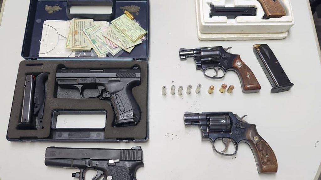 En los allanamientos se secuestraron armas de fuego y grandes sumas de dinero. Foto: Prensa PFA