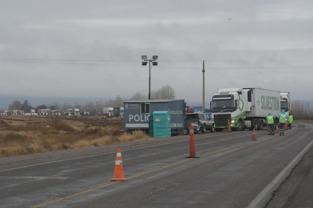 Mañana caótica en la ruta a Chile: partieron 32 micros de la terminal y a las 13 se cerró el Paso. Foto: Ignacio Blanco / Los Andes.