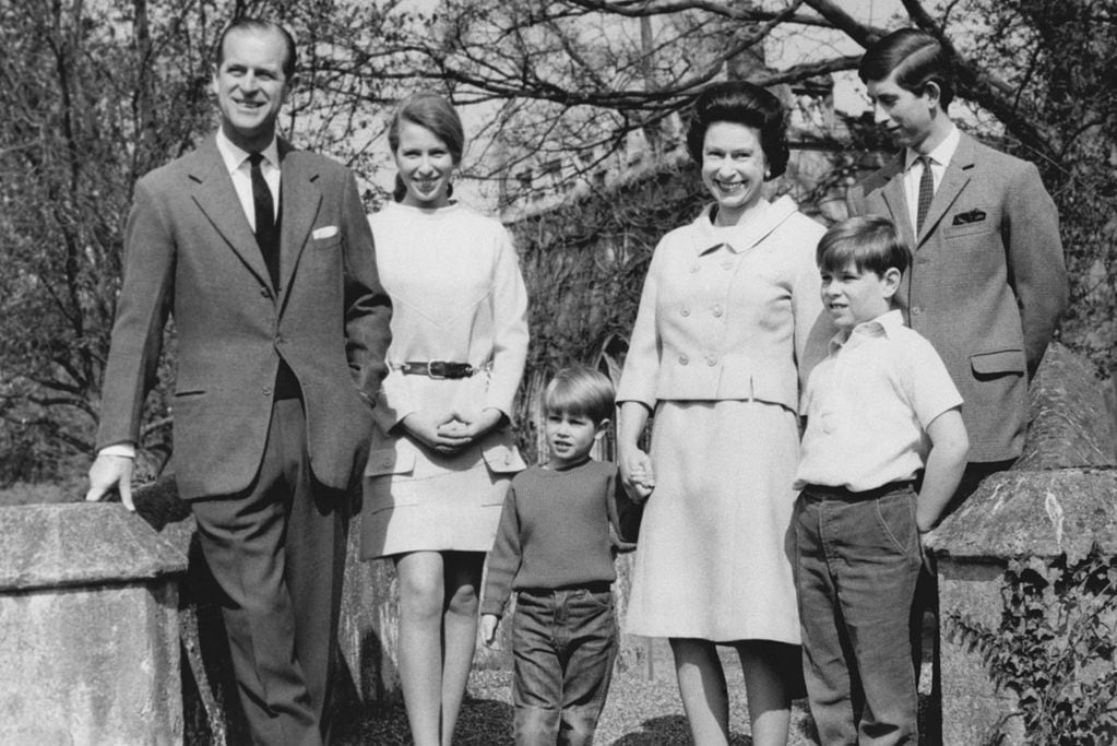 Abril de 1968, para celebrar el 42.º cumpleaños de la reina Isabel II. Desde la derecha, el príncipe Felipe, duque de Edimburgo, su esposo, la princesa Ana, Price Edward, el La reina, el príncipe Andrés y el príncipe Carlos. (AP Photo, File)