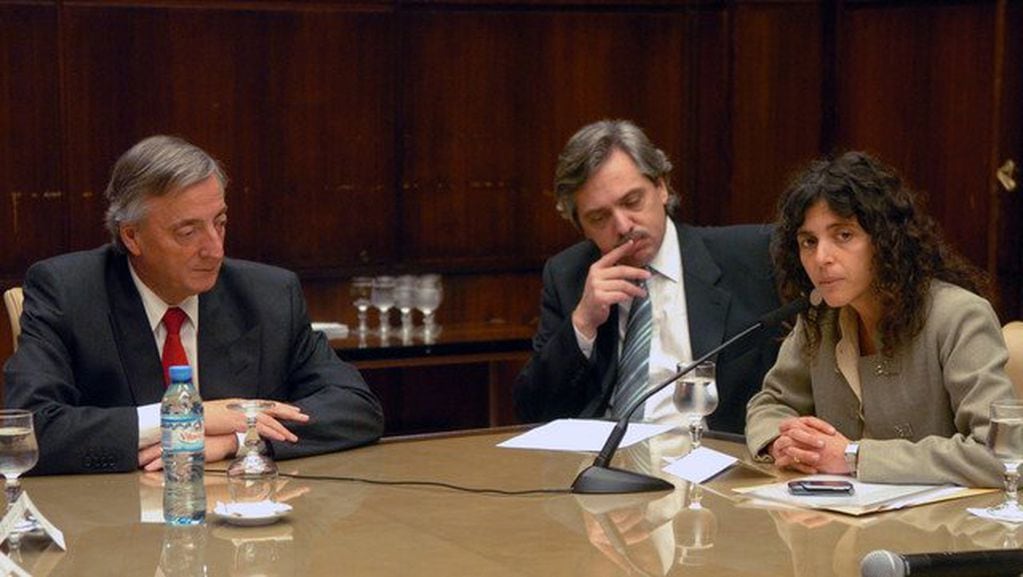 Romina Picolotti junto a Néstor Kirchner y el actual presidente de la Nación, Alberto Fernández.