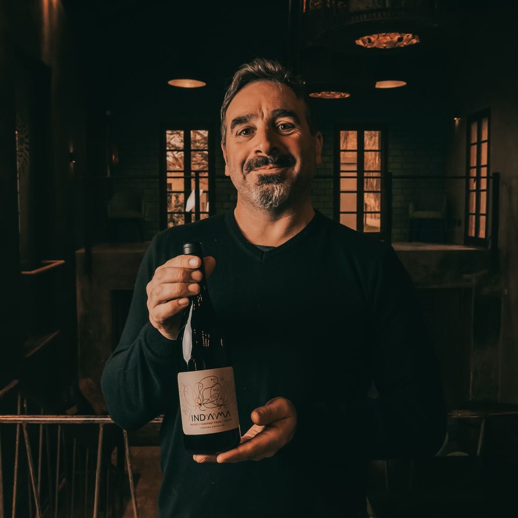 Gabriel Campana junto al vino medalla de Oro en Concurso de Vinos de Guarda14, edición 2023.