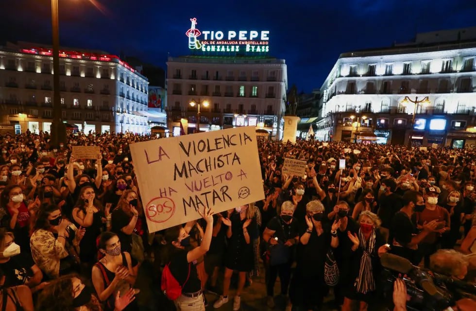 Miles de personas se concentraron en La Puerta del Sol de Madrid, en memoria de las niñas supuestamente asesinadas por su padre. Foto: Gentileza