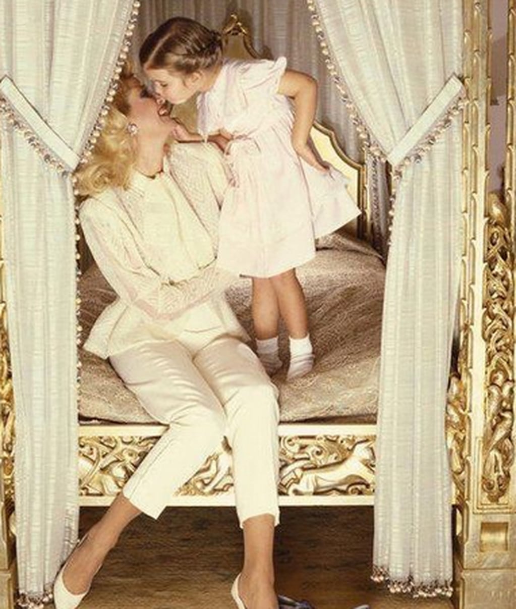 Ivanka Trump cuando niña junto a su madre, Ivana.