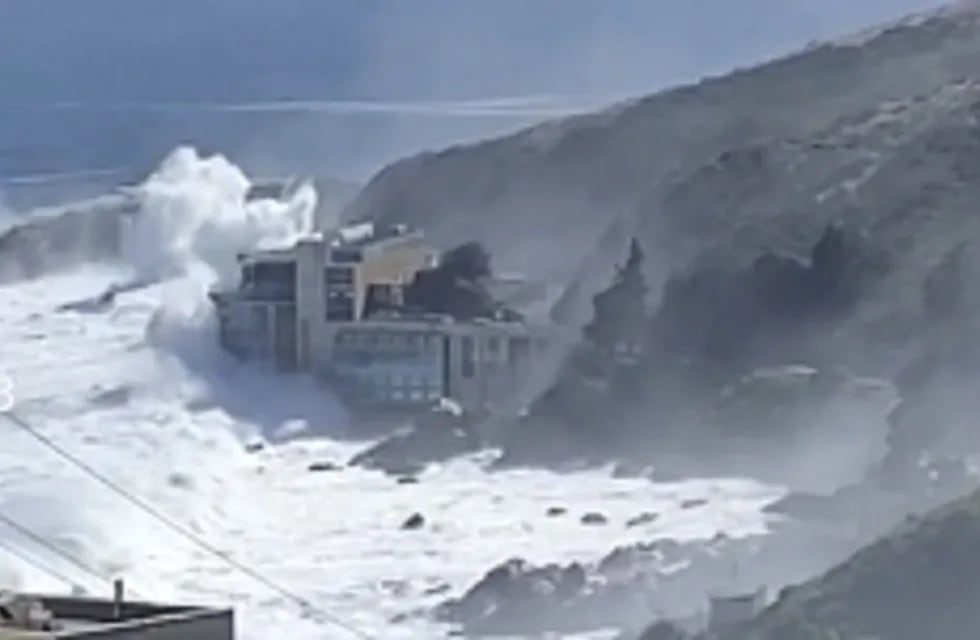 Hotel de Concón es alcanzado por una enorme ola (Captura de video / TikTok)