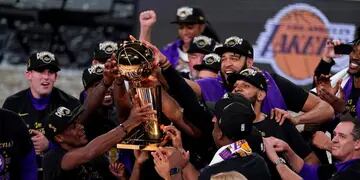 Copa a Los Angeles. El trofeo Larry O'Brien otra vez para los Lakers. (AP)