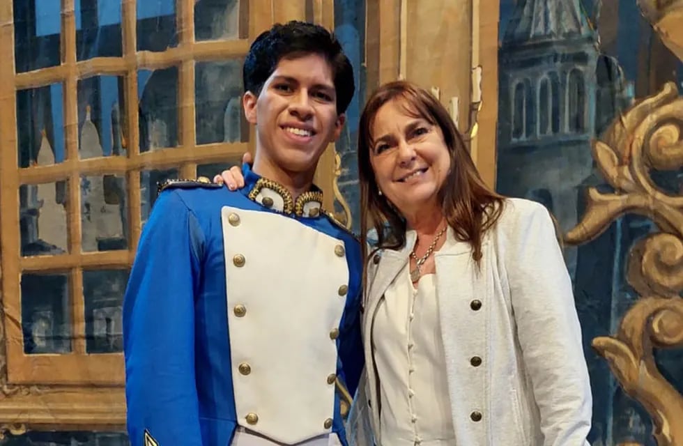 Hernán junto a Claudia, una de sus docentes en el teatro Colón, donde ingresó hace casi tres años. | Foto: gentileza
