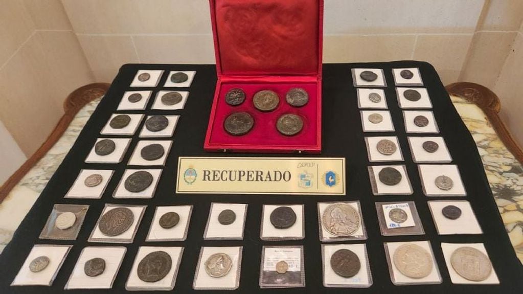 El Gobierno le devolvió a Italia monedas del Imperio Romano que iban a ser contrabandeadas por Ezeiza. Foto: Aduana.