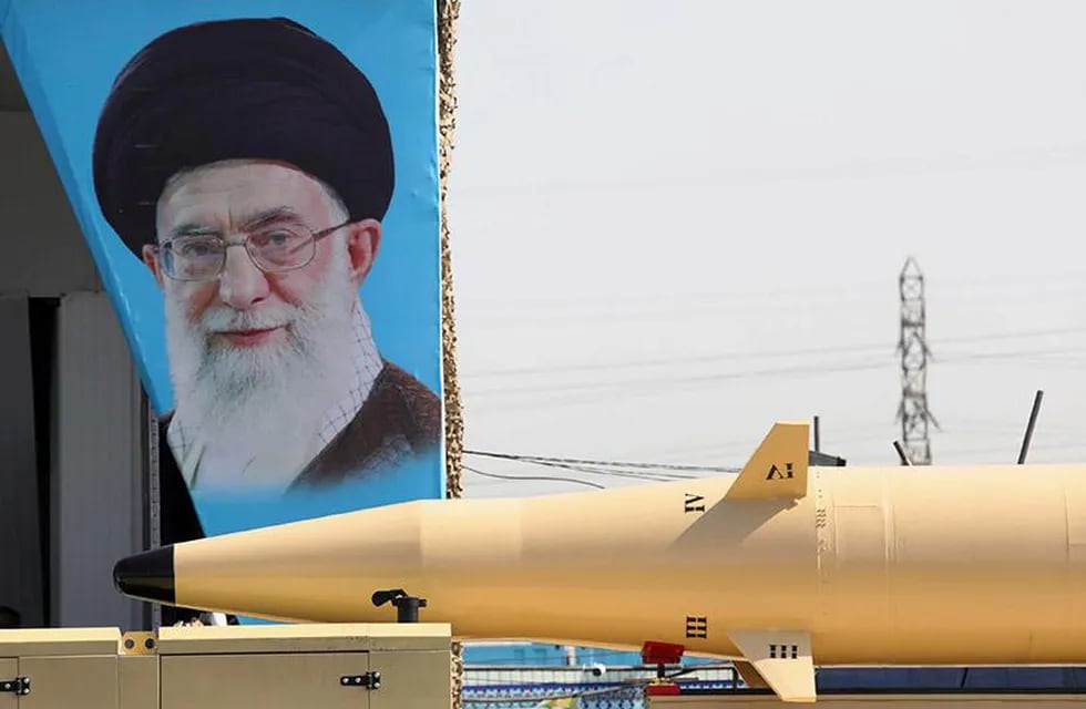 Un misil "Khaibar-buster" es transportado junto a un retrato del líder supremo iraní, el ayatolá Alí Jamenei.