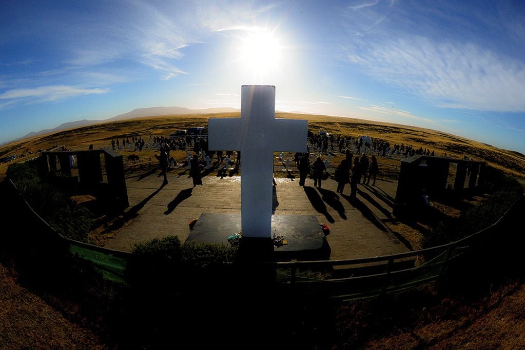Homenaje en el cementerio de Darwin realizado por unos 200 familiares de 90 soldados muertos en la guerra de Malvinas. (La Voz / Archivo) 