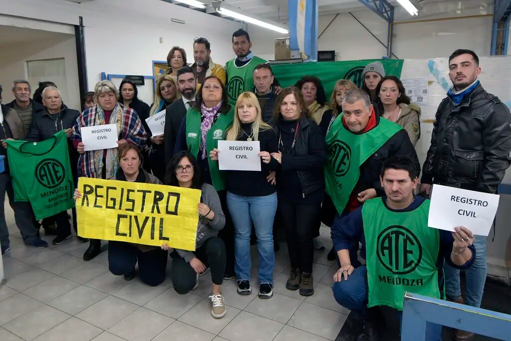 Protesta de ATE en Registro Civil del Gran Mendoza