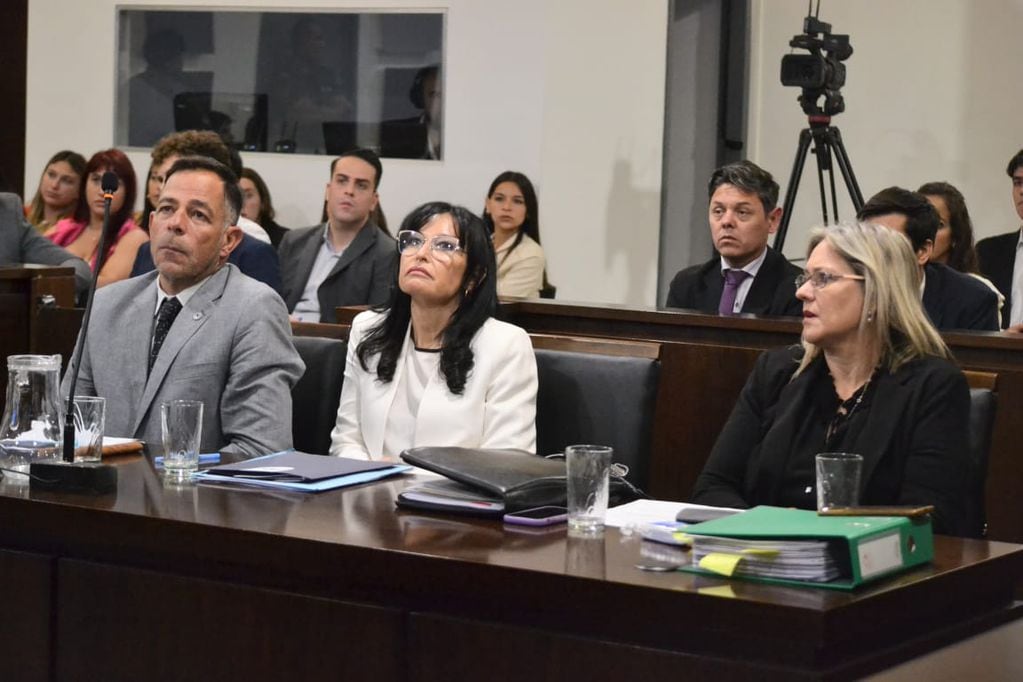Los fiscales de Homicidios, Fernando Guzzo y Andrea Lazo, junto a la querellante, Susana Soletti. | Foto: prensa Poder Judicial.