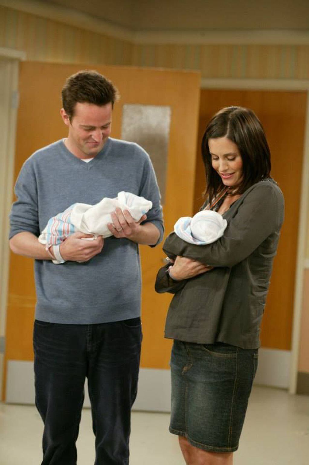 Chandler y Monica con sus bebés.