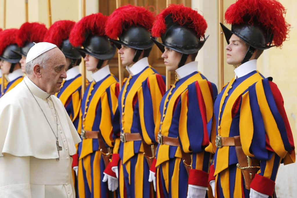 La guardia que acompaña al Papa Francisco en el Vaticano.