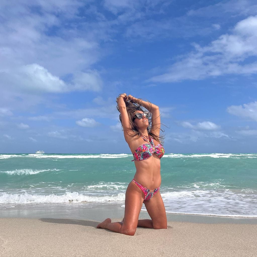 Floppy Tesouro enamora desde las playas de Miami con sus bikinis minúsculas