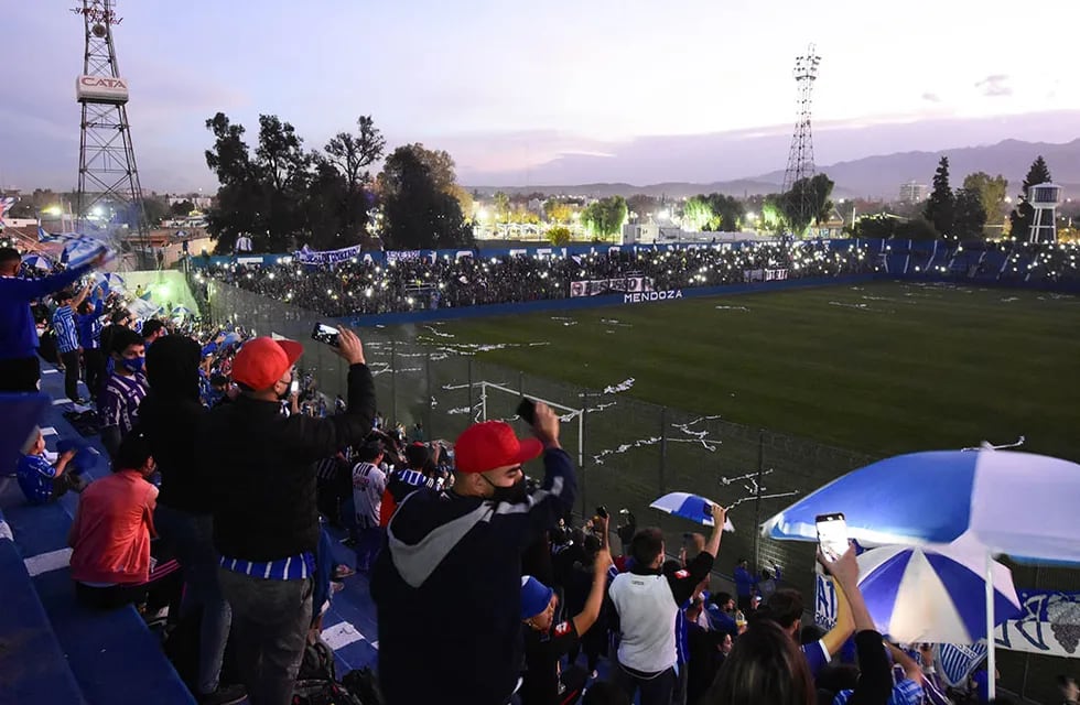 Miles de hinchas de Godoy Cruz coparon el estadio Feliciano Gambarte para festejar los 100 años del Tomba a pesar de las restricciones por la pandemia.