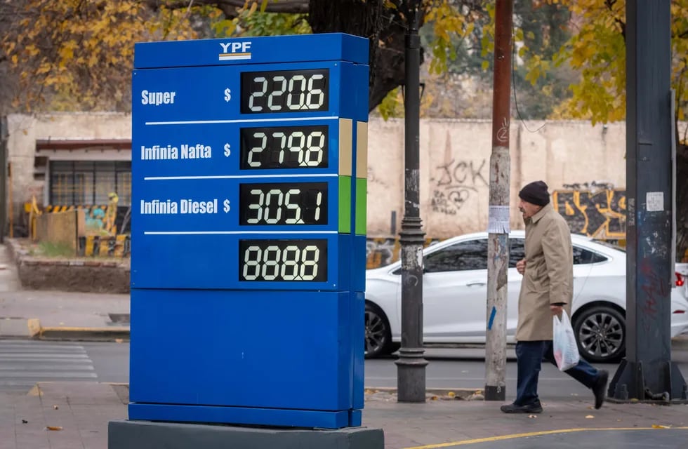 YPF aumentó nuevamente el precio de sus combustibles
Como cada mes, la petrolera estatal subió los valores de la nafta y el gasoil. La medida comenzó a regir a partir de las 00:00 de este sábado y el aumento ronda los 4,5% a nivel país.
    
Foto: Ignacio Blanco / Los Andes