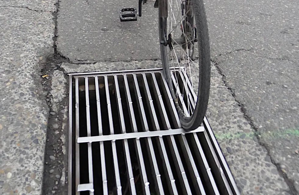 Deberán indemnizar a un ciclista que se cayó al pasar por una alcantarilla y se encajó la rueda de bicicleta. Foto ilustrativa.