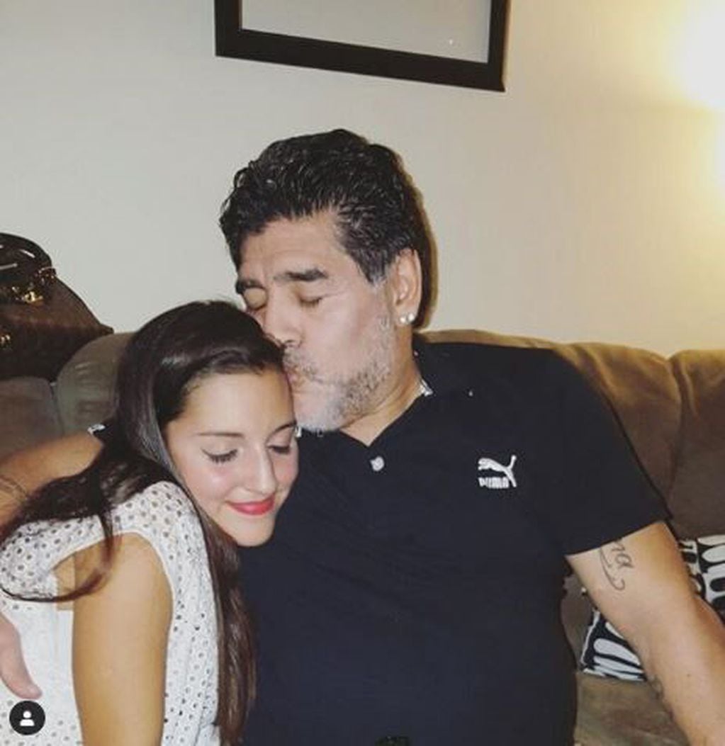 Diego Armando Maradona junto a su hija Jana