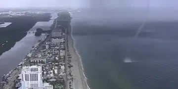 Video: una tromba marina irrumpió en una playa de Miami y causó terror