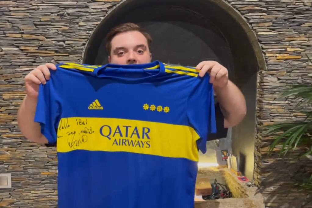 Juan Román Riquelme le hizo un regalo al streamer español Ibai Llanos: una camiseta de Boca con el 10 y su firma. / Gentileza.