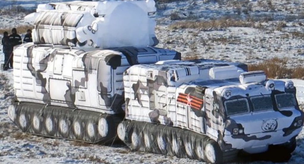 Rusia hizo maniobras militares con vehículos inflables. The Sun.