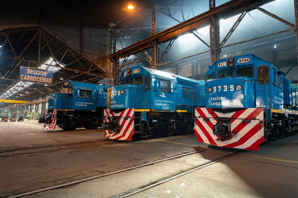 Locomotoras y vagones recuperados para el tren de carga (Trenes Argentinos).